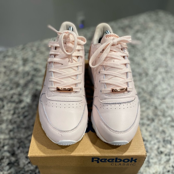 Womens Reebok Classics - Picture 4 of 10